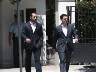 Φωτογραφία για ΝΕΟΣ ΠΑΝΙΚΟΣ ΣΤΟ ΜΑΞΙΜΟΥ: Γιατί έφυγε τρέχοντας από το Προεδρικό Μέγαρο ο Αλέξης Τσίπρας - Έκπληκτοι οι δημοσιογράφοι...