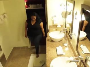Φωτογραφία για ΣΥΓΚΙΝΗΤΙΚΟ: Αυτή η γυναίκα ΕΚΛΑΙΓΕ για το ΠΑΧΟΣ της όταν ανέβηκε στη ζυγαρια - Τότε ο άντρας της άνοιξε την πόρτα και...[video]