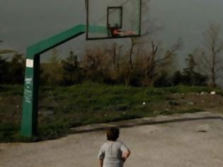 Φωτογραφία για ΤΡΑΓΩΔΙΑ : Πέθανε μπροστά στο παιδί του, την ώρα που έπαιζε μπάσκετ