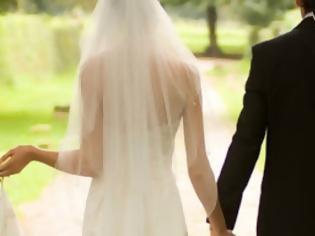 Φωτογραφία για H νύφη που έγινε viral στην Πάτρα - Έβγαλε το νυφικό και...  [photos]