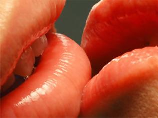 Φωτογραφία για Πως το φιλί είναι επικίνδυνο για καρκίνο του εγκεφάλου και του φάρυγγα;