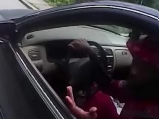Φωτογραφία για Νέα αστυνομική φρίκη στις ΗΠΑ: Αστυνομικός πυροβολεί στο κεφάλι άοπλο Αφροαμερικανό οδηγό [video]