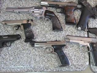 Φωτογραφία για Πάτρα: Κατα ομάδες σήμερα στα δικαστήρια οι συλληφθέντες για το κύκλωμα εμπορίας όπλων- Αστυνομική επιχείρηση για να απολογηθούν στον Ανακριτή
