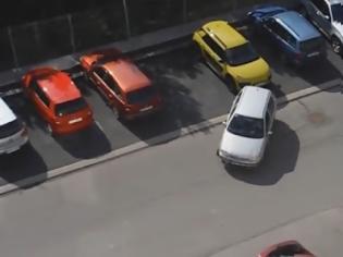 Φωτογραφία για Το μαεστρικό παρκάρισμα μιας ξανθιάς Τσέχας (Video)