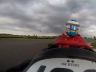 Φωτογραφία για Δείτε τα απίστευτα που έκανε ένας διάσημος οδηγός της Formula 1 σε αγώνα Go Kart (Video)