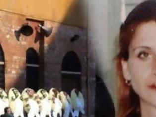 Φωτογραφία για Ράγισαν και οι πέτρες: Σε κλίμα οδύνης η κηδεία της κόρης του Στέλιου Παπαθεμελή - Τραγική φιγούρα η μάνα... [photos]