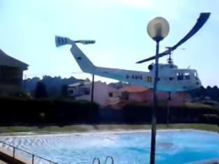 Φωτογραφία για Είναι θεόμουρλος ο πιλότος του ελικοπτέρου - Γεμίζει νερό από... πισίνα [video]