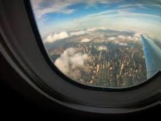 Φωτογραφία για Σε τι χρησιμεύει η μικρή τρυπούλα στα παράθυρα των αεροπλάνων;