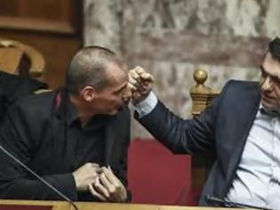 Φωτογραφία για ΑΠΟΚΑΛΥΨΗ: Ο δραματικός διάλογος Τσίπρα-Βαρουφάκη το βράδυ του δημοψηφίσματος - Γιάνη, εγγυάσαι ότι το παράλληλο νόμισμα θα πετύχει;