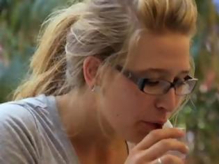 Φωτογραφία για Ήπιε το πιο αηδιαστικό κρασί της ζωής της! [Video]