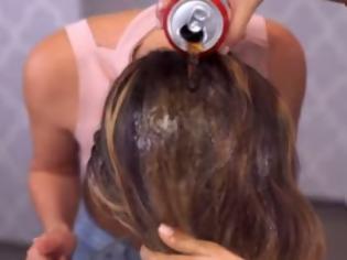 Φωτογραφία για Απίστευτο… έλουσε τα μαλλιά της με Coca Cola και δείτε αποτέλεσμα [video]
