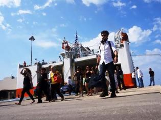 Φωτογραφία για Πάτρα: Έφτασε το πλοίο από την Κεφαλονιά - Με πυροτεχνήματα και καντάδες έγινε δεκτό στη Σάμη - Δείτε φωτο-βίντεο