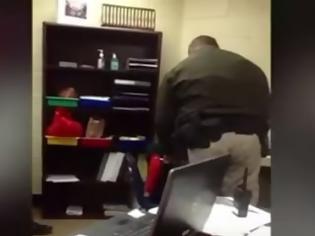 Φωτογραφία για ΟΡΓΉ για τον αστυνομικό που πέρασε χειροπέδες σε 8χρονο, λόγω... Υπερκινητικότητας... [video]
