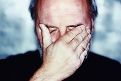 Πάτρα: Σοκ από την αυτοκτονία 70χρονου - Κοιμόταν… σε ξαπλώστρα και έτρωγε χάρη σε φίλους του!