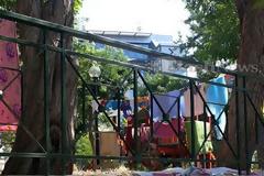 Απίστευτο! Άπλωσαν...μπουγάδα σε νέα παιδική χαρά στο κέντρο των Χανίων