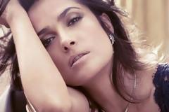 Η Salma Hayek δεν δίστασε να φωτογραφηθεί γυμνόστηθη