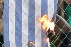 ΟΡΓΗ: Συνελήφθησαν 5 άτομα γιατί έκαψαν ελληνική σημαία