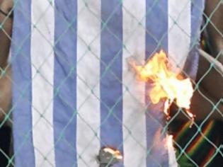 Φωτογραφία για ΟΡΓΗ: Συνελήφθησαν 5 άτομα γιατί έκαψαν ελληνική σημαία