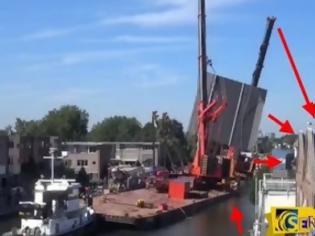 Φωτογραφία για Ασύλληπτο σκηνικό στην Ολλανδία - Δύο γερανοί και μία γέφυρα έπεσαν σε στέγες σπιτιών