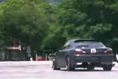 Απίστευτη φάρσα: Οδηγός αγώνων προσποιείται τη μαθήτρια στους εξεταστές για το δίπλωμα [video]