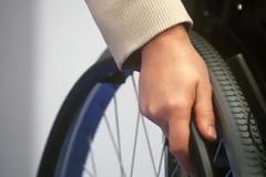 Αυτοκίνητο παρέσυρε γυναίκα σε αναπηρικό αμαξίδιο