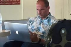 Με μαύρο κοντό σορτσάκι ο Βαρουφάκης κάνει τζόκινγκ στους δρόμους της Αίγινας