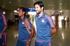 ΕΠΙΣΤΡΕΦΟΥΝ ΣΤΗ «ΒΑΣΗ» ΤΟΥΣ... ΣΥΝΕΧΙΖΟΥΝ ΜΕ ΔΥΟ ΦΙΛΙΚΑ ΚΑΙ... ΒΛΕΠΟΥΜΕ!