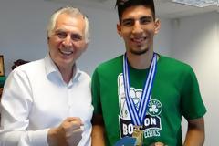 Ο Δήμος Περιστερίου τίμησε τον Πρωταθλητή Ευρώπης στο μπάσκετ Διονύση Σκουλίδα