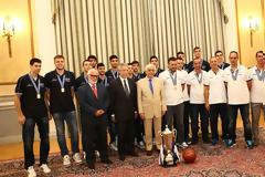 ΠΡΟΕΔΡΙΚΕΣ ΤΙΜΕΣ ΣΤΟΥΣ... ΧΡΥΣΟΥΣ ΕΦΗΒΟΥΣ (PHOTOS)