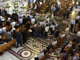 Φωτογραφία για Πάτρα: Πλήθος κόσμου στο τελευταίο αντίο στον Ντίνο Αργυρόπουλο - Δείτε φωτο