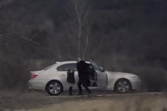 Θα παρατούσατε το παιδί σας σε μια ερημιά; Το σκληρό βίντεο που ραγίζει καρδιές... [video]