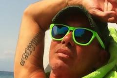 Κουμπάρος ο Γαβαλάς με χλαμύδα, λουλούδια στο κεφάλι και σκουλαρίκια