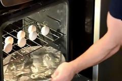 Τοποθετεί αλουμινόχαρτο στο φούρνο και βάζει τα αυγά από πάνω - Το αποτέλεσμα; ΦΑΝΤΑΣΤΙΚΟ [video]