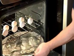 Φωτογραφία για Τοποθετεί αλουμινόχαρτο στο φούρνο και βάζει τα αυγά από πάνω - Το αποτέλεσμα; ΦΑΝΤΑΣΤΙΚΟ [video]