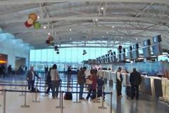 Μισό εκ. επιβάτες στα 2 αεροδρόμια μεταξύ 10-23 Αυγούστου