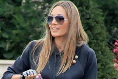 Ποια είναι ποιο ΟΜΟΡΦΗ...; Η μάνα ή η κόρη; - Δείτε την κούκλα μαμά της Ε. Πετρουλάκη και συγκρίνετε [photo]