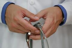 ΣΟΚ: Γιατρός κατηγορείται για απειλή, εξύβριση και δυσφήμηση μέσω Internet