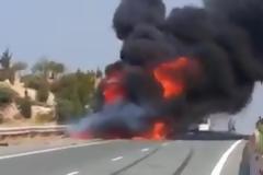 Συγκλονιστικό βίντεο: Αυτοκίνητο στην Πάφο τυλίχτηκε στις φλόγες και ο συνοδηγός κάηκε ζωντανός