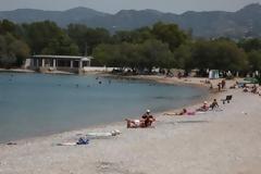 Πάτρα: Απομάκρυναν ξαπλώστρες και ομπρέλες από την Πλαζ