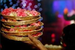 Οι τραγουδιάρες των 80 ευρώ, οι μαϊμού Chanel και η Γλυφάδα