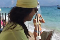 Η Άντζελα Δημητρίου κάνει βουτιές στην παραλία του Λόγγου
