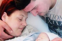 Συγκλονιστική φώτο: Κρατούν το μωρό τους για πρώτη και τελευταία φορά