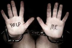 Πώς να αναγνωρίσετε τα θύματα trafficking όταν ταξιδεύετε και τι να κάνετε για να βοηθήσετε