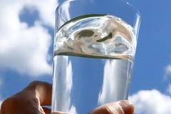 Πρέπει να πίνουμε 8 ποτήρια νερό την ημέρα – Μύθος ή αλήθεια;