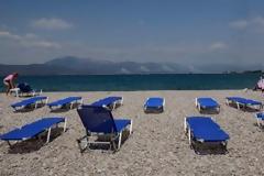 Πάτρα: Επιχείρηση ...ξαπλώστρα στην Πλάζ - Πελετίδης και αντιδήμαρχοι τις έβαλαν και πάλι στη θέση τους