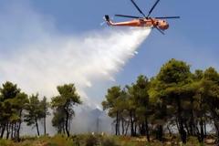 Καλάβρυτα: Μάχη και από αέρος για τους πυροσβέστες στον Μικρό Ποντιά - Μαίνεται η φωτιά εξαιτίας των ισχυρών ανέμων