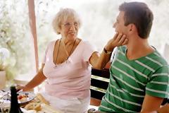 Γιατί οι άντρες γοητεύονται από γυναίκες που μοιάζουν στην μαμά τους;