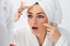 Σπυράκια στο πρόσωπο: Τι δείχνουν ανάλογα με το σημείο που εμφανίζονται