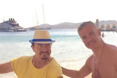 Λευτέρης Πανταζής: Selfies από τις διακοπές του στη Μύκονο με τον Άρη Σπηλιωτόπουλο