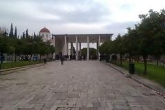 Ο παπάς το έσκασε: Παράτησε την... κηδεία στο Α' Νεκροταφείο μόλις είδε γνωστή ηθοποιό